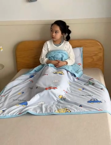 91家纺网 家纺一手货源 找家纺 艾佳宝贝 2025新款A类豆豆针织儿童多功能盖毯安抚夏被-模特图 汽车小纵队