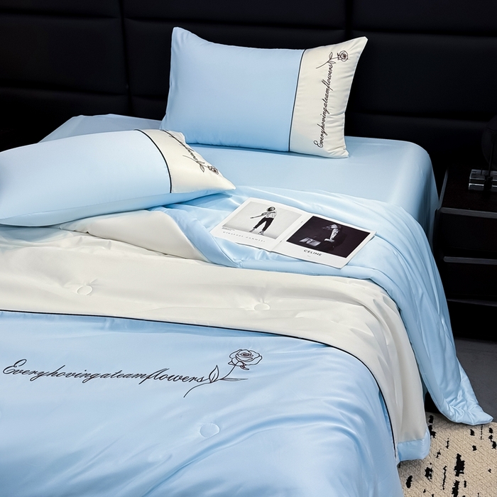 91家纺网 家纺一手货源 找家纺 卡罗兰 2025新款水洗真丝夏凉被空调被拼接款手工包边浪漫花语系列 浪漫花语-天空蓝