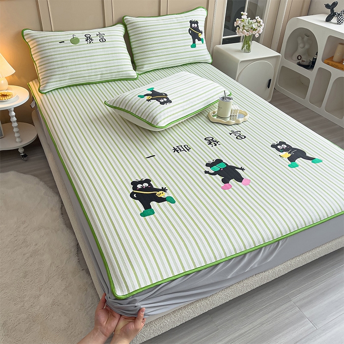 91家纺网 家纺一手货源 找家纺 炫拼  2025新款A类凉豆豆提花条纹卡通刺绣床笠席三件套 暴富熊