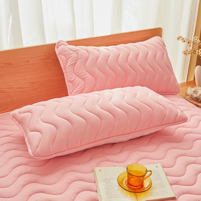 91家纺网 家纺一手货源 找家纺 初心家纺 2025新款原棉防水夹棉窗帘床护罩单件席梦思保护套防水床罩 粉玉