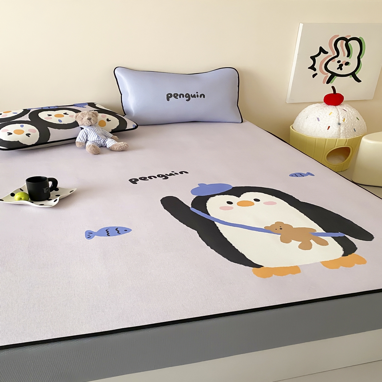 91家纺网 家纺一手货源 找家纺 三味舒屋 2025新款小可爱系列大版印花冰藤凉席 企鹅仔-床笠款