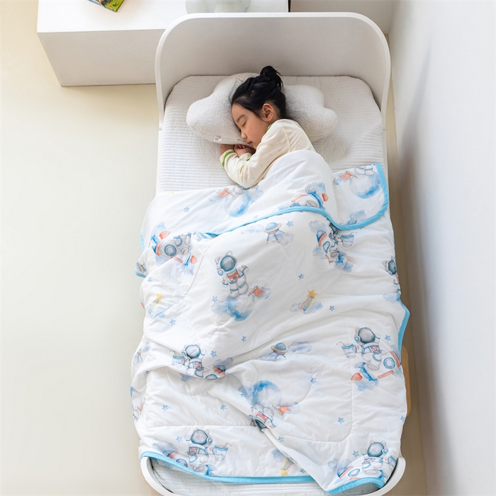 91家纺网 家纺一手货源 找家纺 艾佳宝贝 2025春夏新款A类凉感丝儿童糖果抗菌夏被 航天员