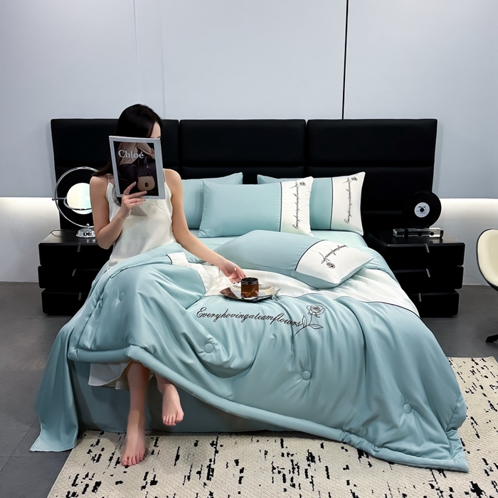 91家纺网 家纺一手货源 找家纺 卡罗兰 2025新款水洗真丝夏凉被空调被拼接款手工包边浪漫花语系列 浪漫花语-青石绿