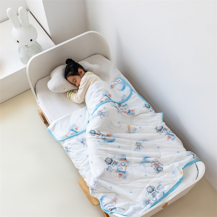 91家纺网 家纺一手货源 找家纺 艾佳宝贝 2025春夏新款A类凉感丝儿童糖果抗菌夏被 航天员