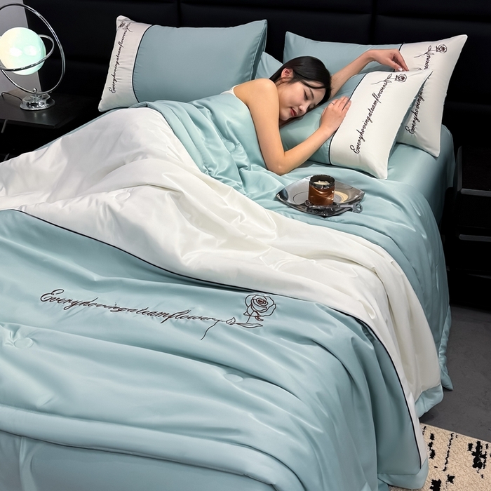 91家纺网 家纺一手货源 找家纺 卡罗兰 2025新款水洗真丝夏凉被空调被拼接款手工包边浪漫花语系列 浪漫花语-青石绿