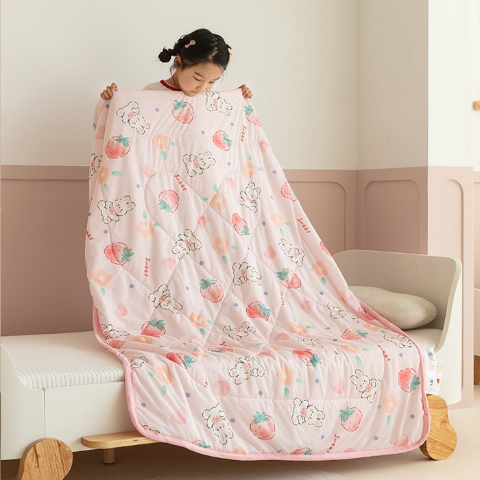 91家纺网 家纺一手货源 找家纺 艾佳宝贝 2025春夏新款A类凉感丝儿童糖果抗菌夏被 草莓兔宝