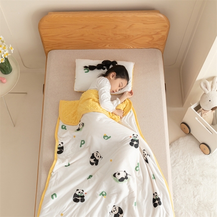 艾佳宝贝 2025新款A类豆豆针织儿童多功能盖毯安抚夏被-模特图 字母熊猫