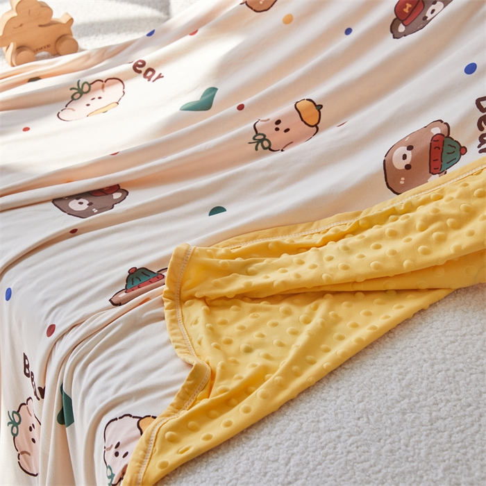91家纺网 家纺一手货源 找家纺 艾佳宝贝 2025新款A类针织豆豆儿童多功能宿舍午睡安抚盖毯 爱心波点熊-盖毯