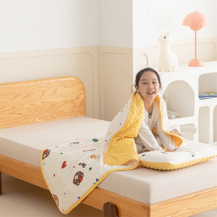 91家纺网 家纺一手货源 找家纺 艾佳宝贝 2025新款A类豆豆针织儿童多功能盖毯安抚夏被-模特图 彩虹波点熊