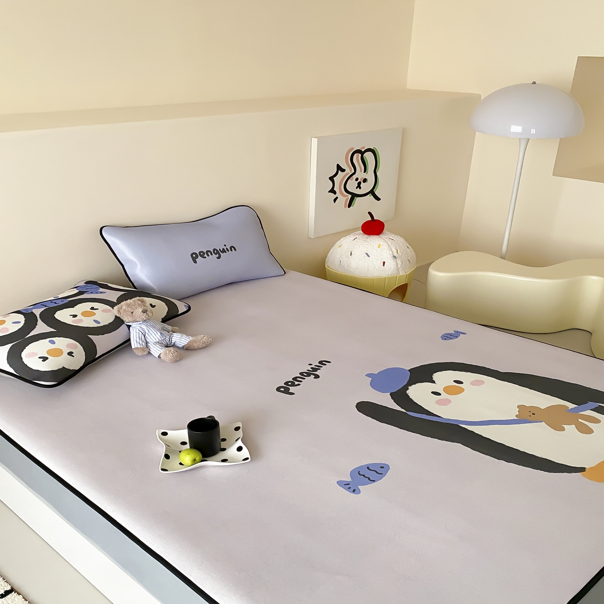 91家纺网 家纺一手货源 找家纺 三味舒屋 2025新款小可爱系列大版印花冰藤凉席 企鹅仔-床笠款