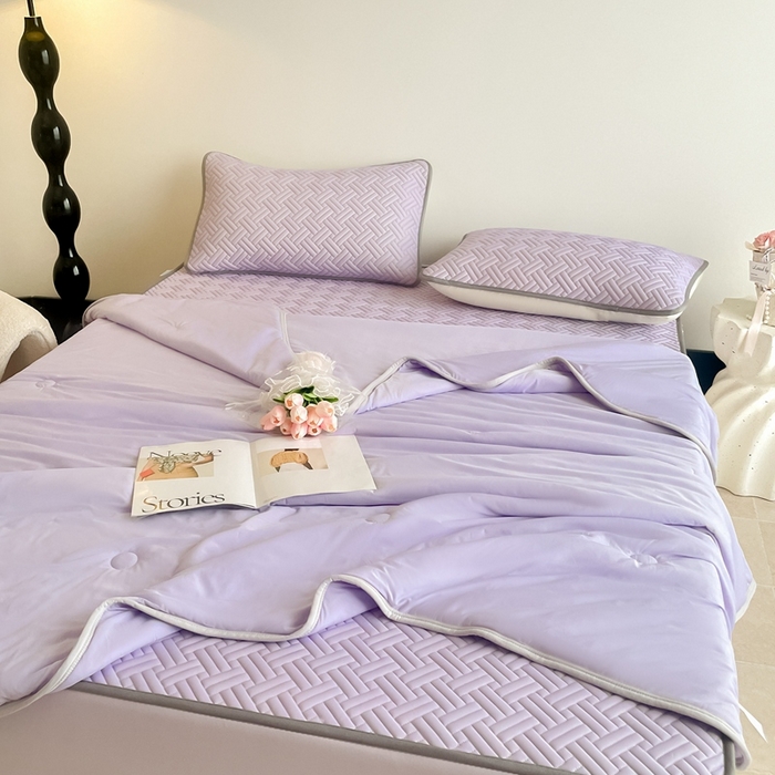 91家纺网 家纺一手货源 找家纺 2025新款加厚乳胶床笠款经典纯色夏被套件 饼干花-浅紫