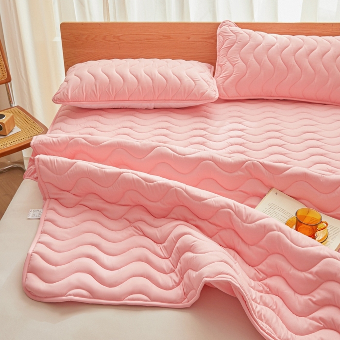 91家纺网 家纺一手货源 找家纺 初心家纺 2025新款原棉防水夹棉窗帘床护罩单件席梦思保护套防水床罩 粉玉