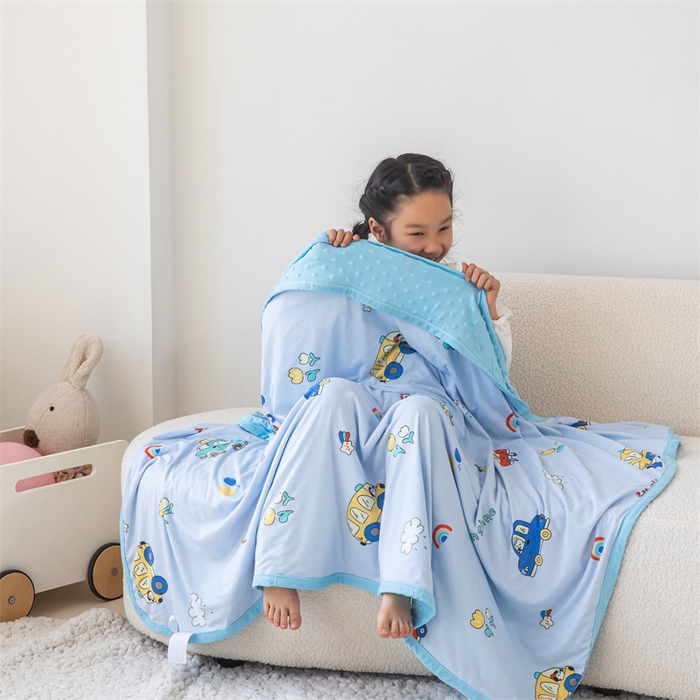 91家纺网 家纺一手货源 找家纺 艾佳宝贝 2025新款A类针织豆豆儿童多功能宿舍午睡安抚盖毯 汽车小纵队-盖毯