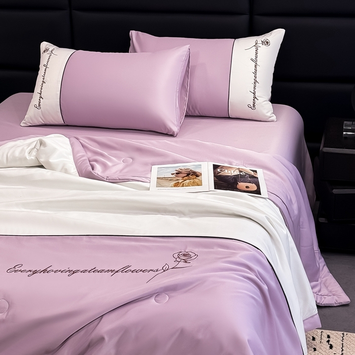 91家纺网 家纺一手货源 找家纺 卡罗兰 2025新款水洗真丝夏凉被空调被拼接款手工包边浪漫花语系列 浪漫花语-香芋紫