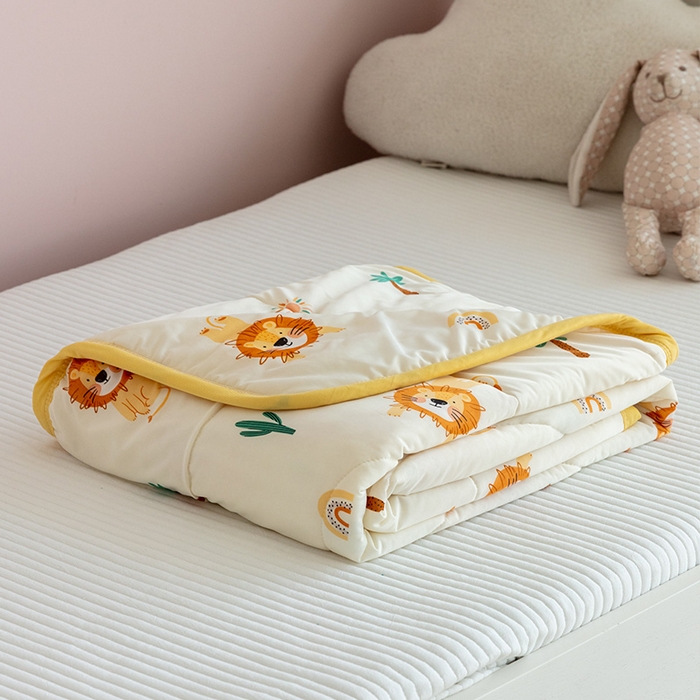 91家纺网 家纺一手货源 找家纺 艾佳宝贝 2025春夏新款A类凉感丝儿童糖果抗菌夏被 丛林萌狮