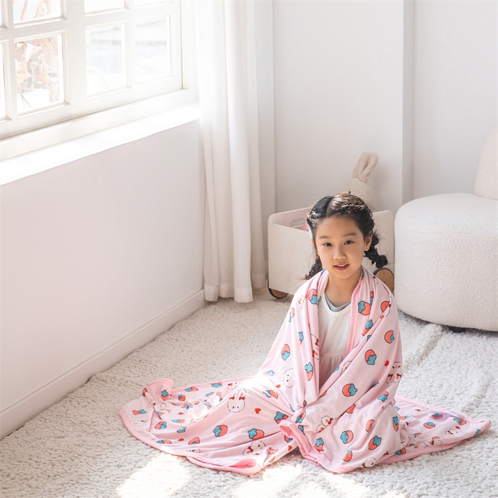 91家纺网 家纺一手货源 找家纺 艾佳宝贝 2025新款A类针织豆豆儿童多功能宿舍午睡安抚盖毯 草莓萌兔-盖毯