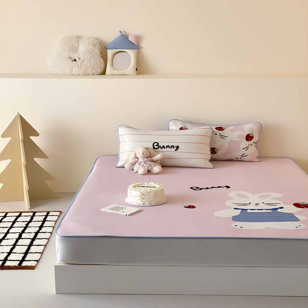 91家纺网 家纺一手货源 找家纺 三味舒屋 2025新款小可爱系列大版印花冰藤凉席 邦尼兔-床席款