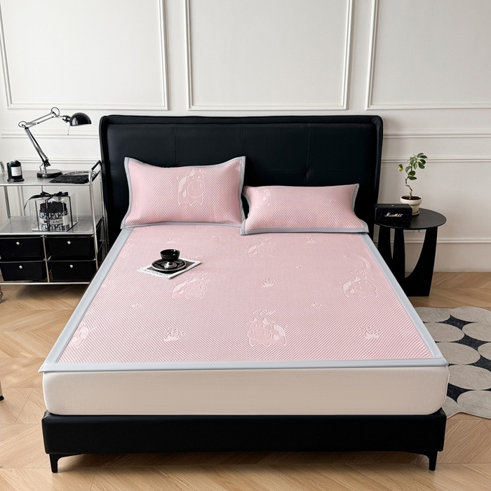 91家纺网 家纺一手货源 找家纺 卡罗兰 2025新款PE提花冰丝凉席凉豆豆床单床笠款凉席-奶牛款 粉色