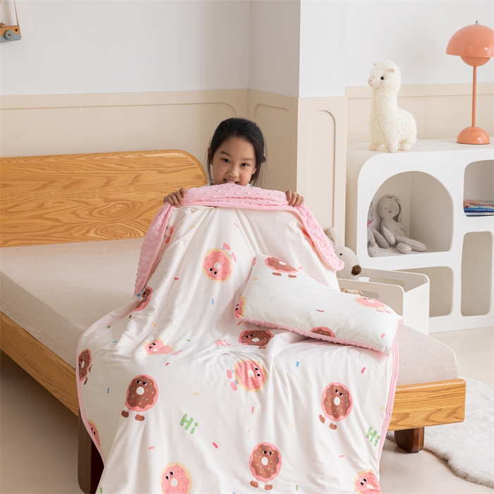 91家纺网 家纺一手货源 找家纺 艾佳宝贝 2025新款A类豆豆针织儿童多功能盖毯安抚夏被-模特图 甜甜与圈圈