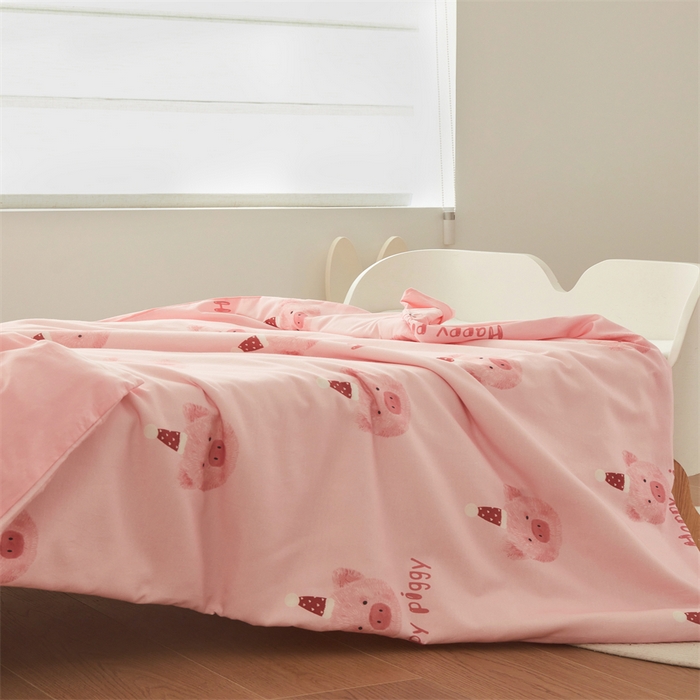 91家纺网 家纺一手货源 找家纺 艾佳宝贝 2025A类儿童全棉多功能单被套可拆式夏被四季被子 乖巧萌猪