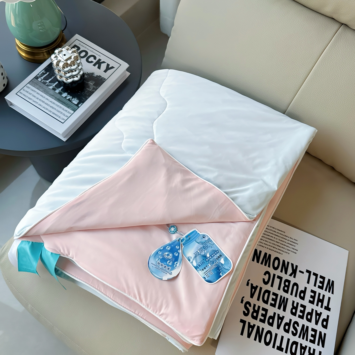 91家纺网 家纺一手货源 找家纺 兜米 2025夏季玻尿酸凉感冰皮被夏凉被空调被 浅蓝拼粉色