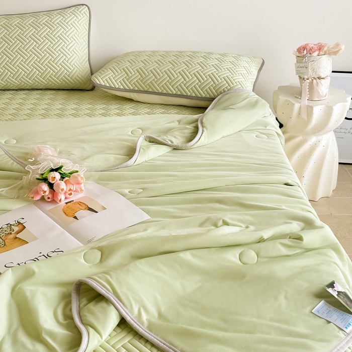 91家纺网 家纺一手货源 找家纺 2025新款加厚乳胶床笠款经典纯色夏被套件 饼干花-果绿