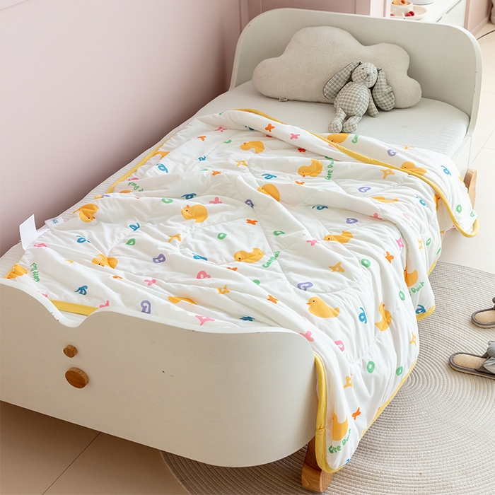 91家纺网 家纺一手货源 找家纺 艾佳宝贝 2025春夏新款A类凉感丝儿童糖果抗菌夏被 库乐鸭