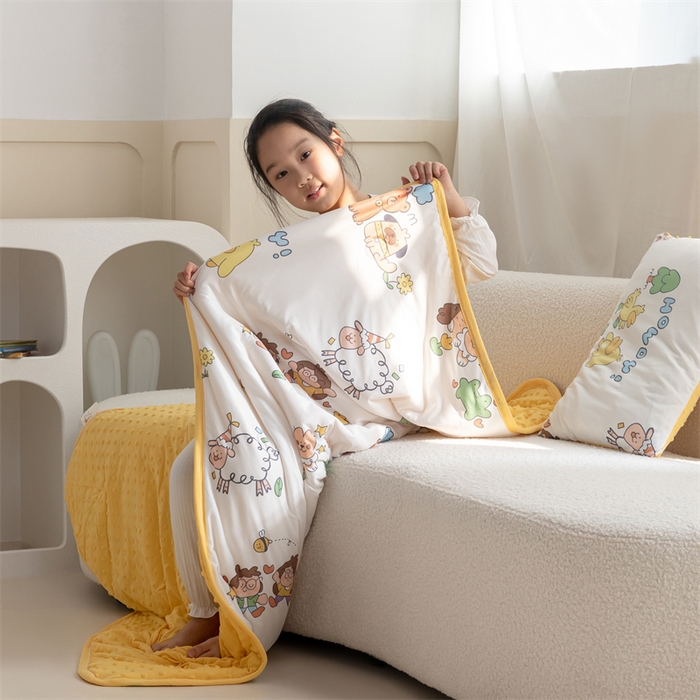 91家纺网 家纺一手货源 找家纺 艾佳宝贝 2025新款A类豆豆针织儿童多功能盖毯安抚夏被-模特图 童年的伙伴
