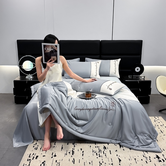 91家纺网 家纺一手货源 找家纺 卡罗兰 2025新款水洗真丝夏凉被空调被拼接款手工包边浪漫花语系列 浪漫花语-浅灰