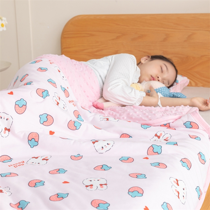 91家纺网 家纺一手货源 找家纺 艾佳宝贝 2025新款A类豆豆针织儿童多功能盖毯安抚夏被-模特图 草莓萌兔