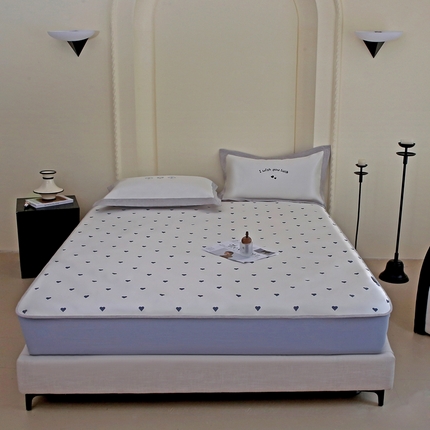 91家纺网 家纺一手货源 找家纺 （总）木希2025春夏新款可水洗冰丝席幻彩刺绣床笠系列-场景一