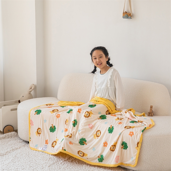 91家纺网 家纺一手货源 找家纺 艾佳宝贝 2025新款A类针织豆豆儿童多功能宿舍午睡安抚盖毯 lucky 萌狮-盖毯