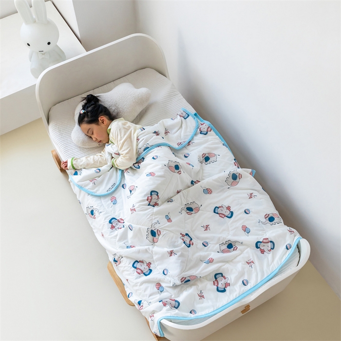 91家纺网 家纺一手货源 找家纺 艾佳宝贝 2025春夏新款A类凉感丝儿童糖果抗菌夏被 大象哼哼