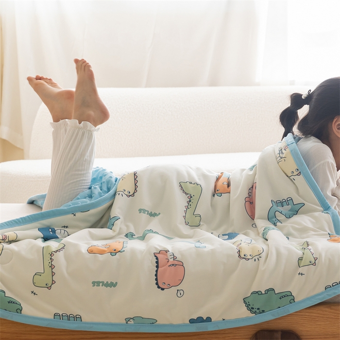 91家纺网 家纺一手货源 找家纺 艾佳宝贝 2025新款A类豆豆针织儿童多功能盖毯安抚夏被-模特图 恐龙世界