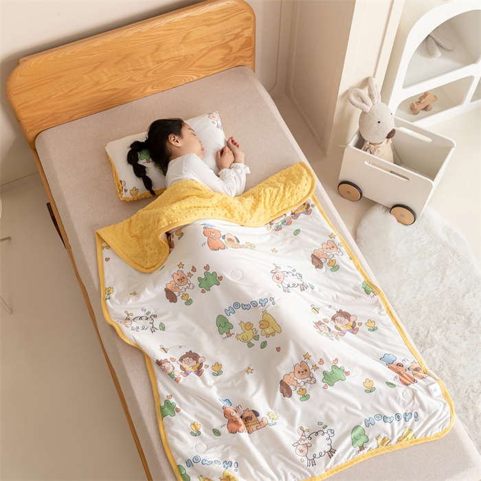 91家纺网 家纺一手货源 找家纺 艾佳宝贝 2025新款A类豆豆针织儿童多功能盖毯安抚夏被-模特图 童年的伙伴