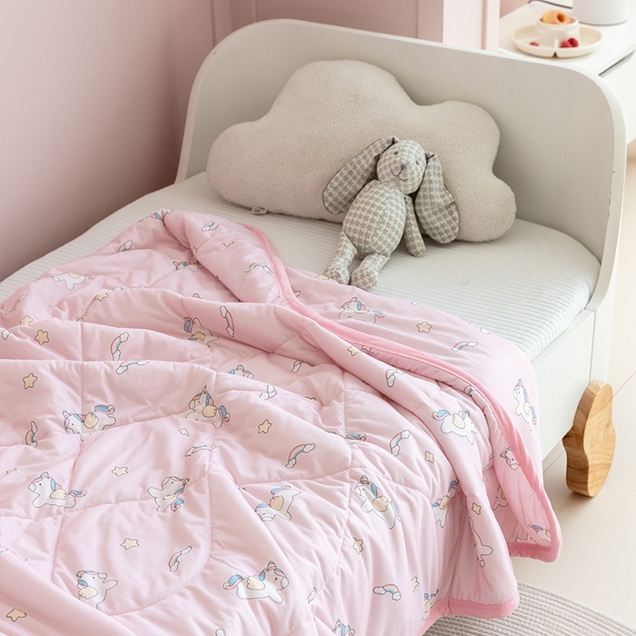 91家纺网 家纺一手货源 找家纺 艾佳宝贝 2025春夏新款A类凉感丝儿童糖果抗菌夏被 彩虹天使马