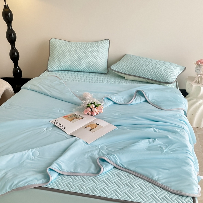 91家纺网 家纺一手货源 找家纺 2025新款加厚乳胶床笠款经典纯色夏被套件 饼干花-湖蓝