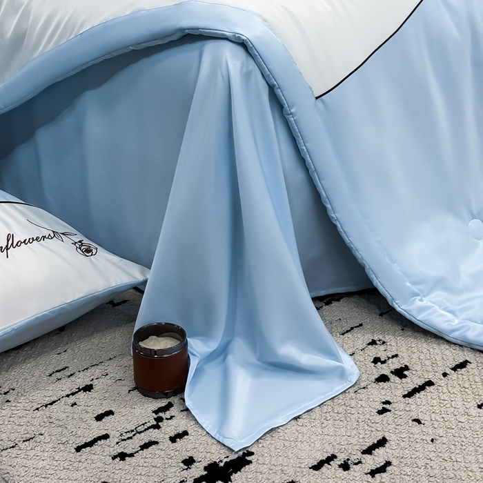 91家纺网 家纺一手货源 找家纺 卡罗兰 2025新款水洗真丝夏凉被空调被拼接款手工包边浪漫花语系列 浪漫花语-天空蓝