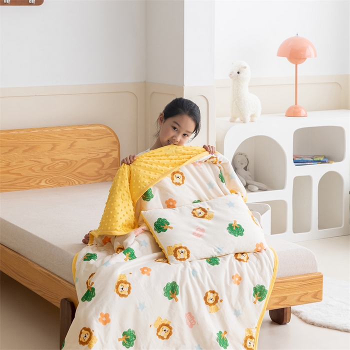 91家纺网 家纺一手货源 找家纺 艾佳宝贝 2025新款A类豆豆针织儿童多功能盖毯安抚夏被-模特图 lucky 萌狮