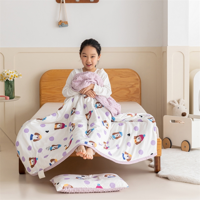 91家纺网 家纺一手货源 找家纺 艾佳宝贝 2025新款A类豆豆针织儿童多功能盖毯安抚夏被-模特图 晚安小狗