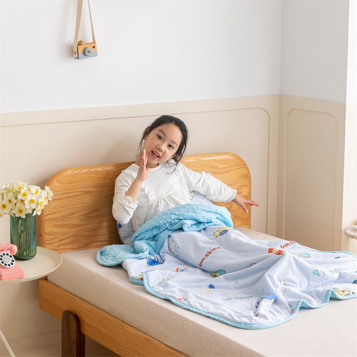 91家纺网 家纺一手货源 找家纺 艾佳宝贝 2025新款A类豆豆针织儿童多功能盖毯安抚夏被-模特图 汽车小纵队