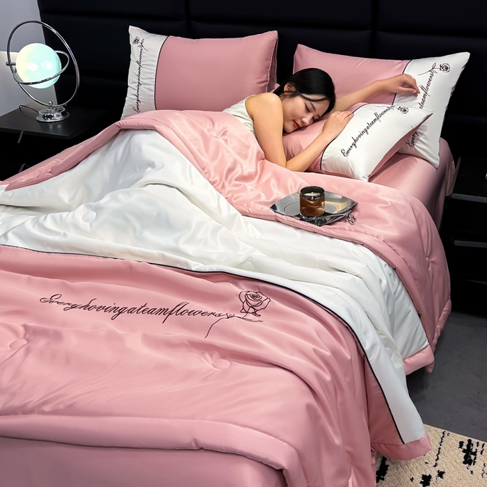 91家纺网 家纺一手货源 找家纺 卡罗兰 2025新款水洗真丝夏凉被空调被拼接款手工包边浪漫花语系列 浪漫花语-樱花粉