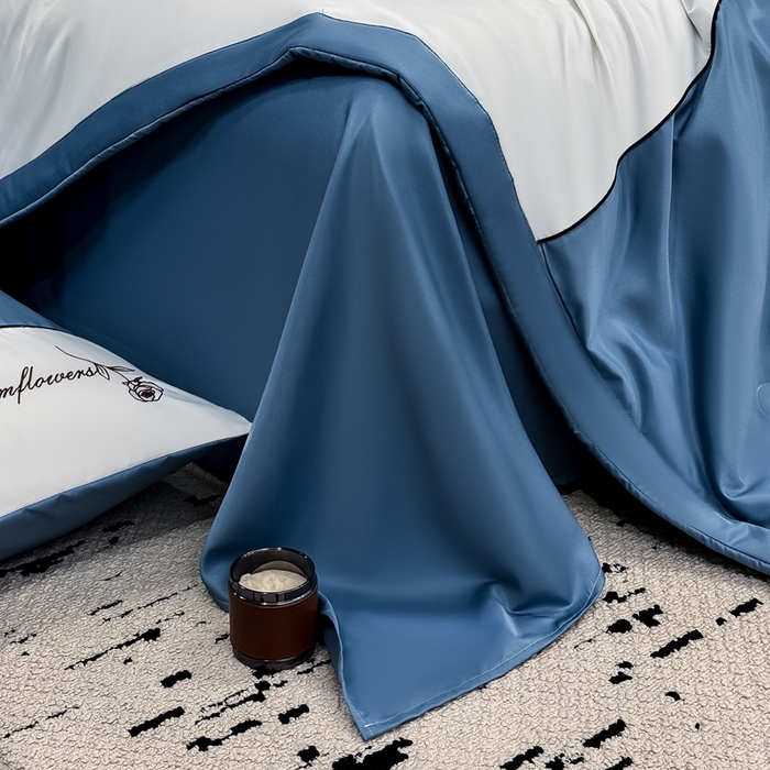 91家纺网 家纺一手货源 找家纺 卡罗兰 2025新款水洗真丝夏凉被空调被拼接款手工包边浪漫花语系列 浪漫花语-宾利蓝