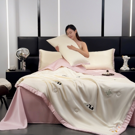 2025新款清凉舒适水洗冰丝刺绣夏被四件套 熊猫-奶白粉