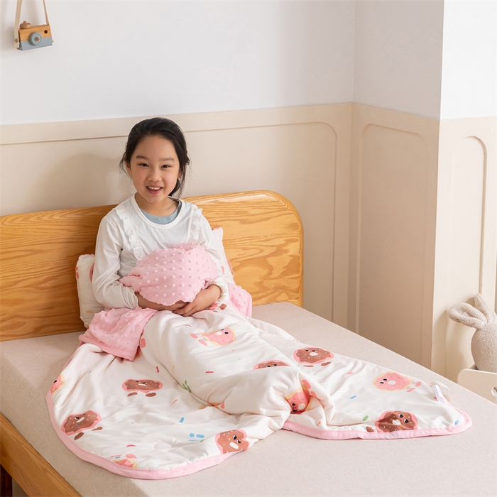 91家纺网 家纺一手货源 找家纺 艾佳宝贝 2025新款A类豆豆针织儿童多功能盖毯安抚夏被-模特图 甜甜与圈圈