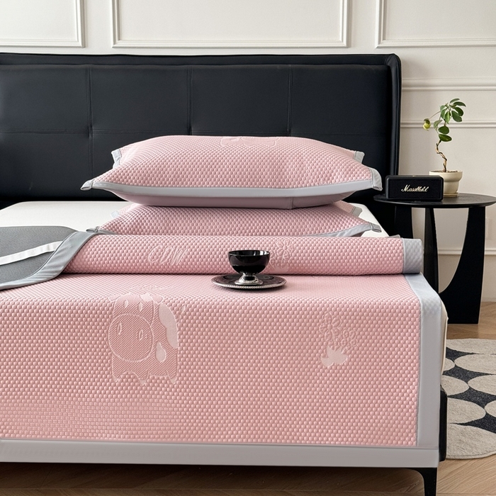 91家纺网 家纺一手货源 找家纺 卡罗兰 2025新款PE提花冰丝凉席凉豆豆床单床笠款凉席-奶牛款 粉色