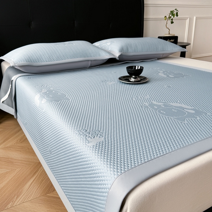 91家纺网 家纺一手货源 找家纺 卡罗兰 2025新款PE提花冰丝凉席凉豆豆床单床笠款凉席-奶牛款 蓝色