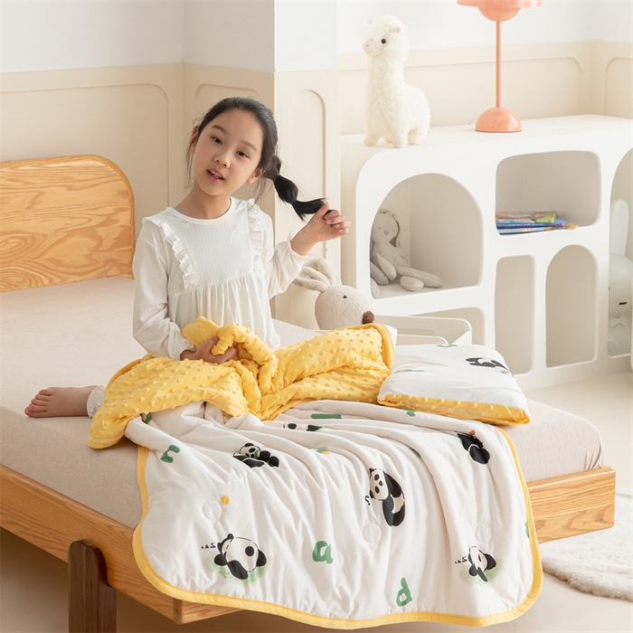 91家纺网 家纺一手货源 找家纺 艾佳宝贝 2025新款A类豆豆针织儿童多功能盖毯安抚夏被-模特图 字母熊猫