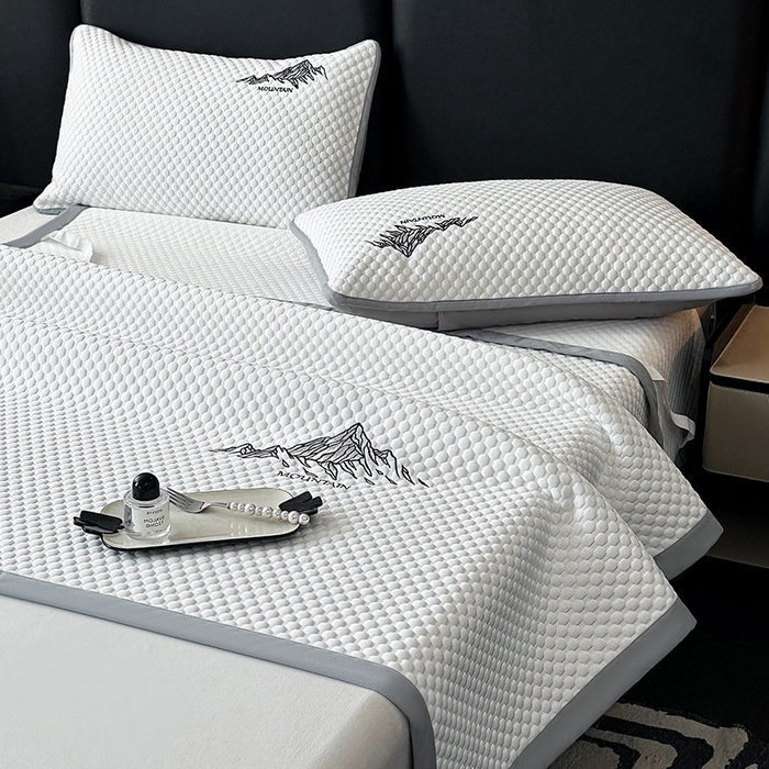 91家纺网 家纺一手货源 找家纺 澳梵家居 2025新款PE中分子A类凉感豆豆刺绣软凉席 冰川-高级白