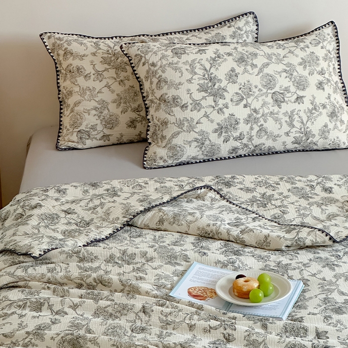 91家纺网 家纺一手货源 找家纺 三朵家纺 2025春夏新款全棉纯棉双层绉绉纱三角针夏被夏凉被空调被 花满园灰